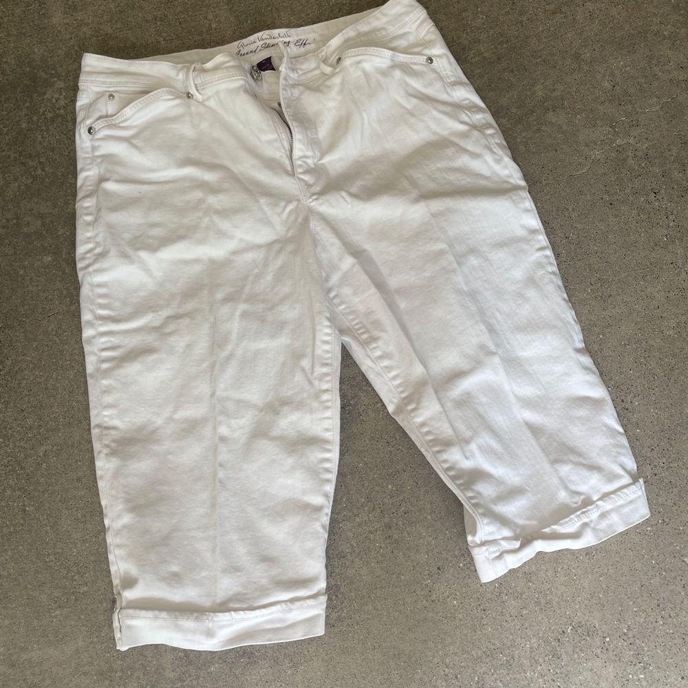 Gloria Vanderbilt Skimmer Capri Denim Cuffed  Size 14 White, all around slimming